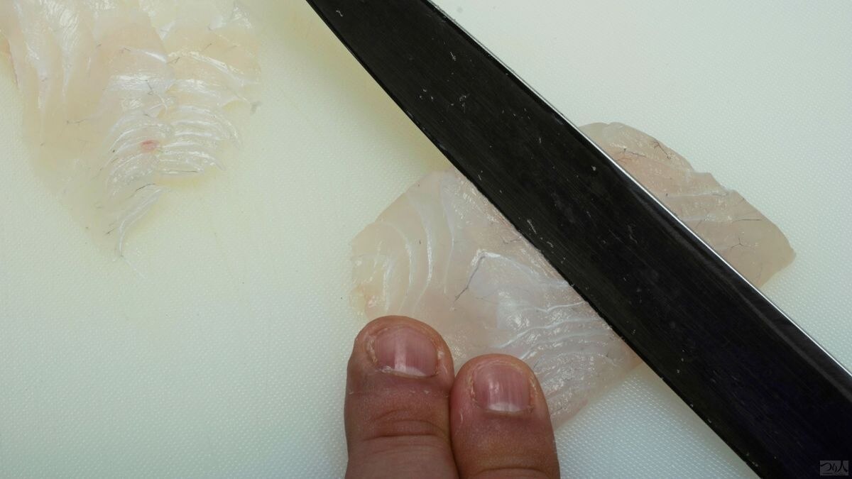 厚さ5～6mmのそぎ切りが基本だが、薄造りに切り分けてもよい。これら3種の刺し身を頭と尾を飾った台座に好みの添えづまとともに盛り込み、スダチとワサビを添える