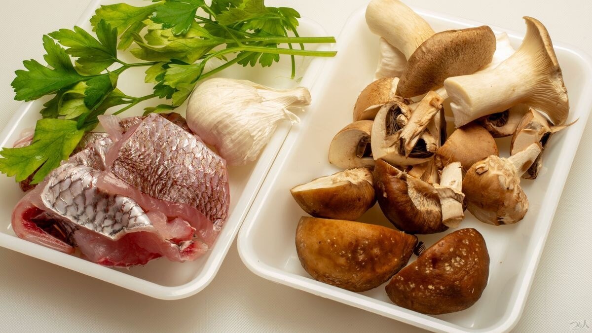 マダイの皮付き節身とキノコ類は適当な大きさのブツ切り。ニンニクは薄切り、イタリアンパセリはみじん切りにしておく