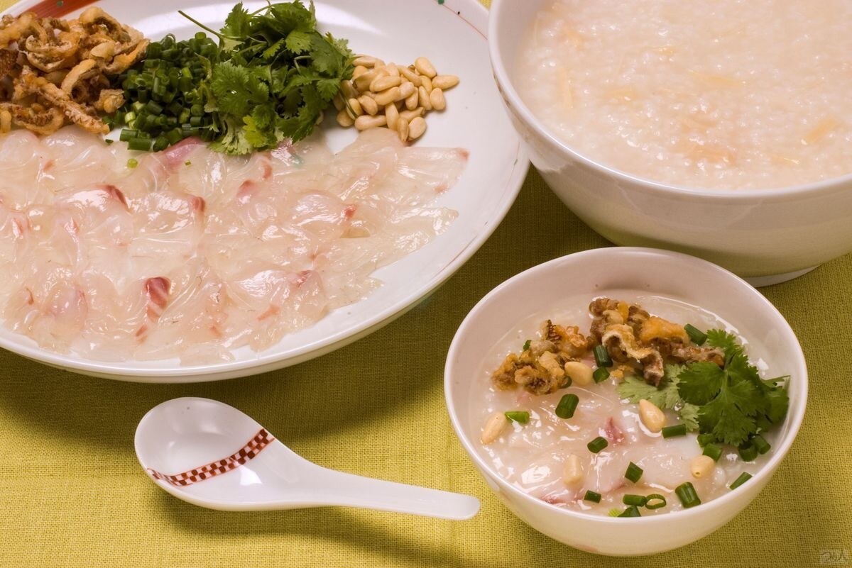 マダイの中華がゆ。刺し身と揚げ皮、香菜のトッピングで味わう