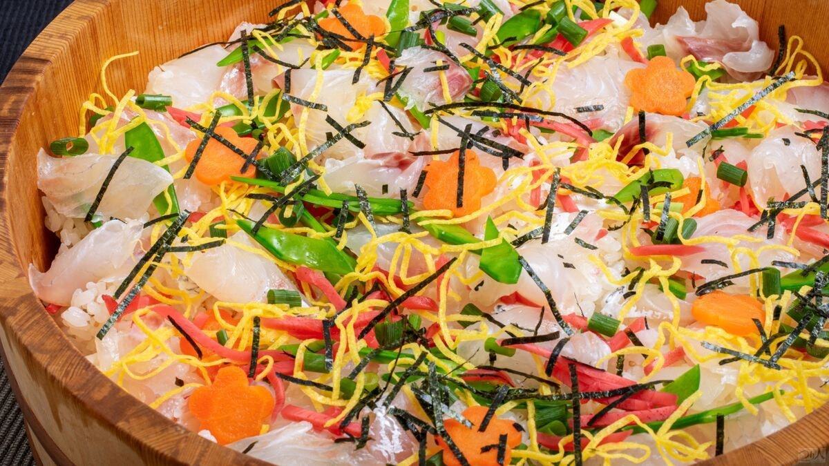 昆布の香りとカラフルな盛り付けが食欲を誘うマダイの昆布締めちらし寿司