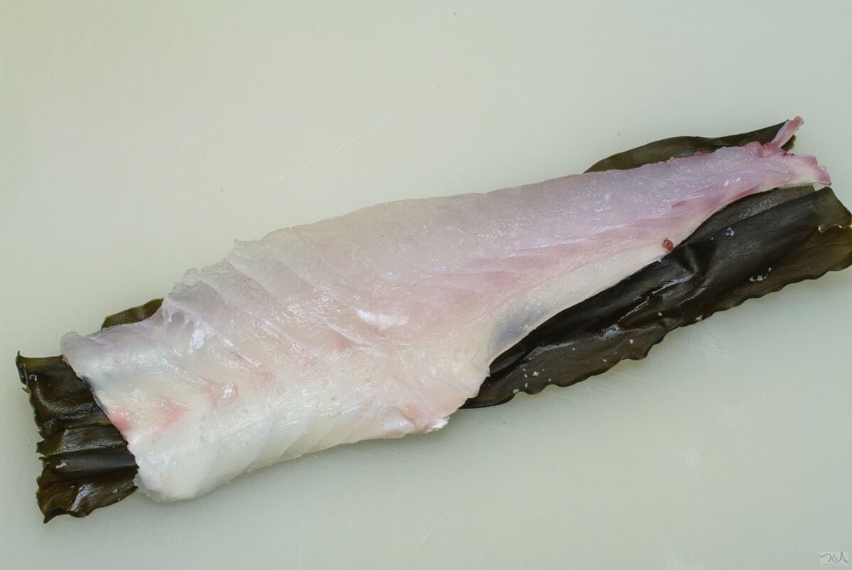 マダイの節身は皮を引き、立て塩（水カップ1、塩小さじ1強）にくぐらせ、昆布2枚でサンドイッチにして昆布締めに