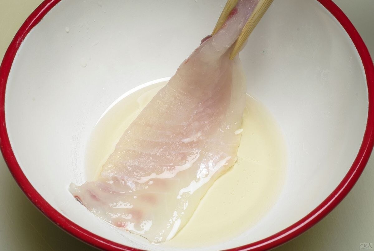 昆布締めを終えたら生酢に通して酢洗いをしてから水気を軽くふき取り、薄めのそぎ切りに切り分ける