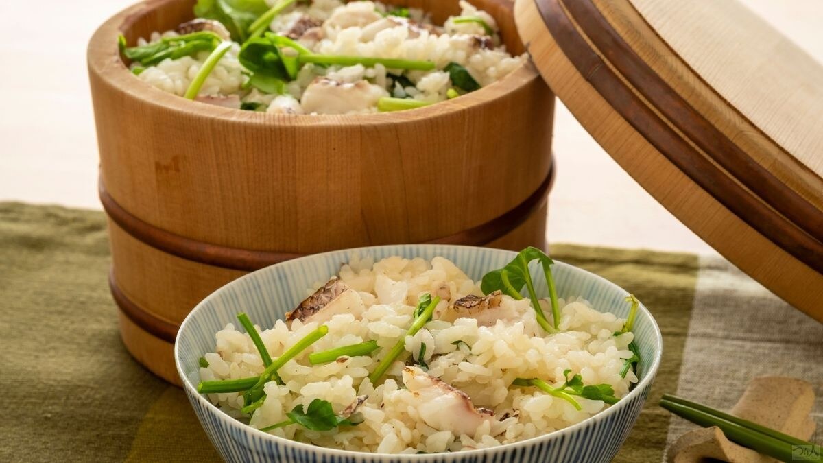 あらだしで飯を炊き、最後に炙りの身を蒸し上げる小骨知らずの鯛飯