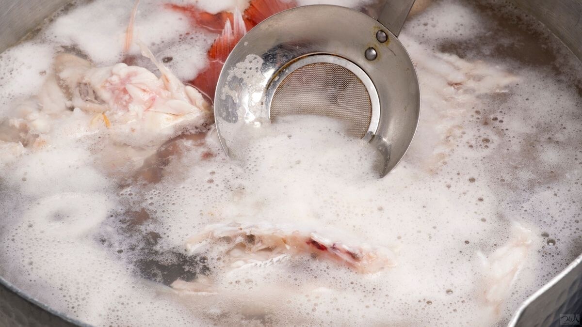 あらだしは昆布を入れて水から火にかける。途中で丁寧にアクをすくい取り、弱火で20～25分煮出したのち濾し取って冷ましておく