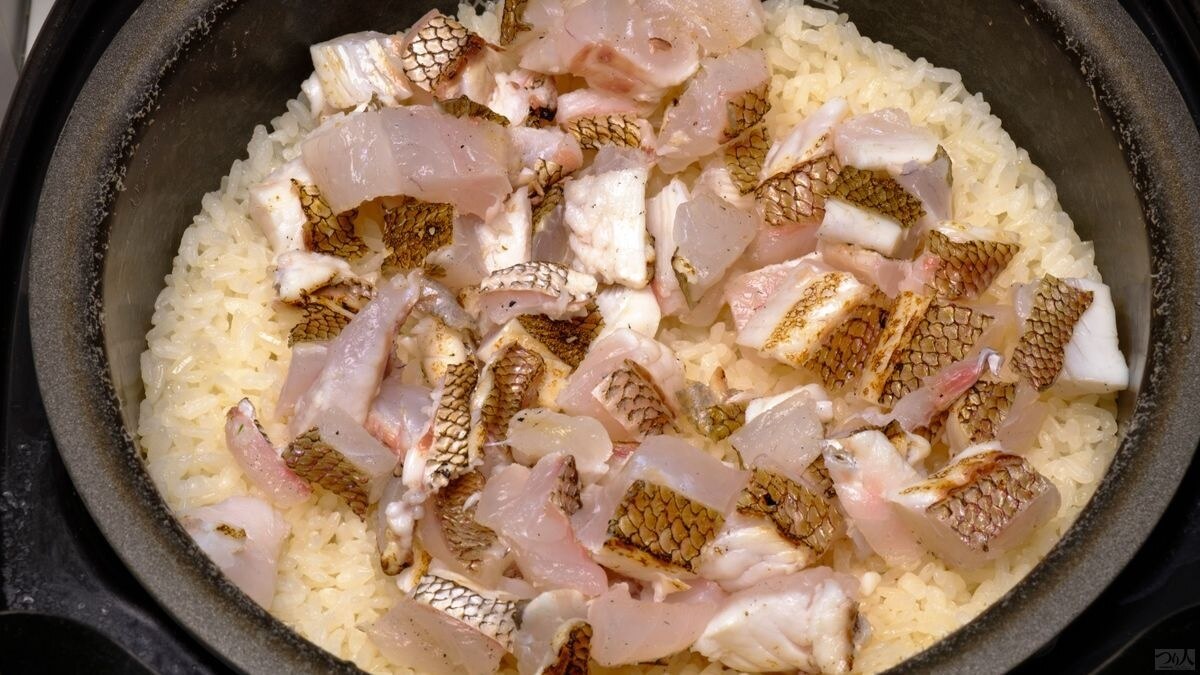 研いでおいた米は調味料とともに指定の水位まであらだしを張って炊き上げたら、ここで炙りの身を入れて蓋をして15分前後蒸らして身に火を通し、最後に刻んだセリを加え、ざっくりと合わせる。なお、うるち米ともち米のブレンド米はしっとりと仕上がり美味しい