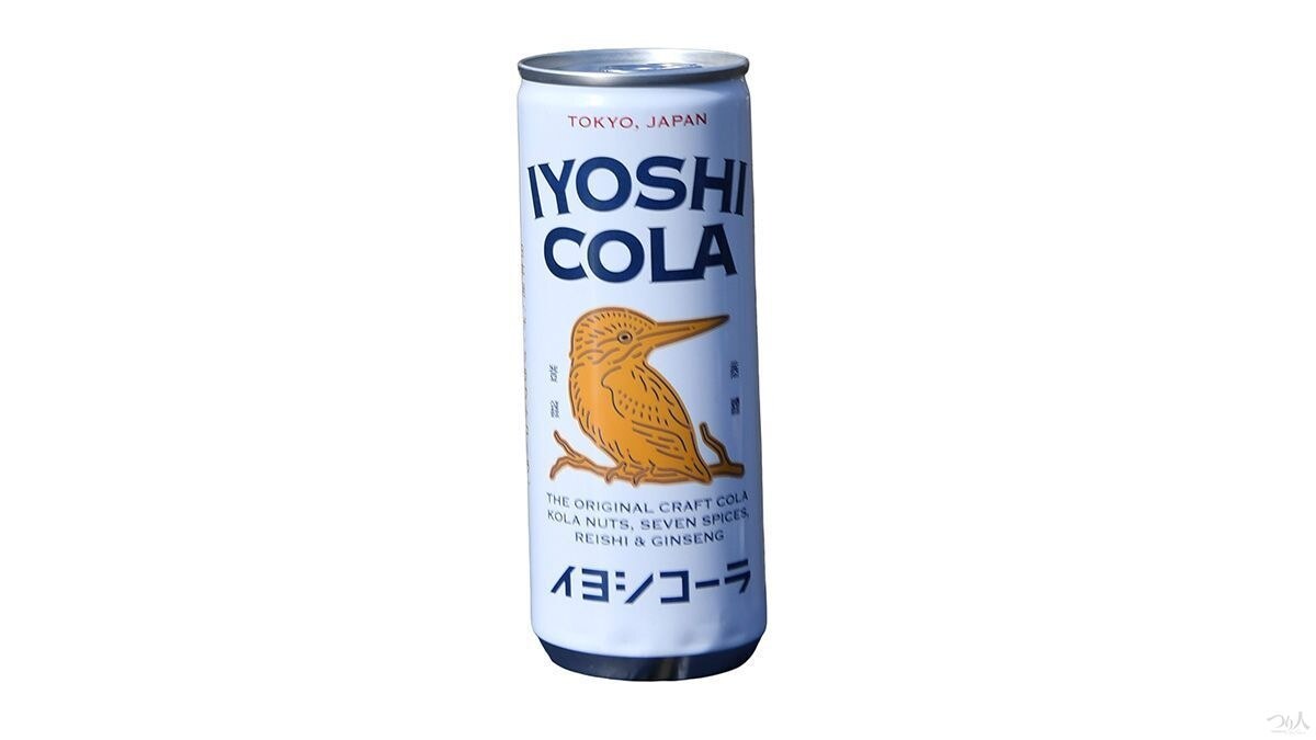伊良コーラ IYOSHI COLA コーラ小林さんによるクラフトコーラ。スパイス、柑橘、生薬など自然由来の原材料を用い、漢方職人の祖父から引きついた漢方のレシピを応用して作られている。イラストがカワセミなのは、常識にとらわれず違う世界に飛び込む存在だから