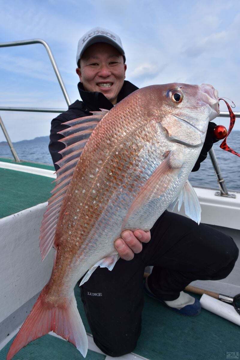 潮の透明度が落ちたと感じた沖中さんは、ネクタイのカラーを交換するよりも波動を大きくしてアタリを引き出した。もちろん弱波動が正解の局面もあるので、冷静に現場の状況を分析することが結果につながる