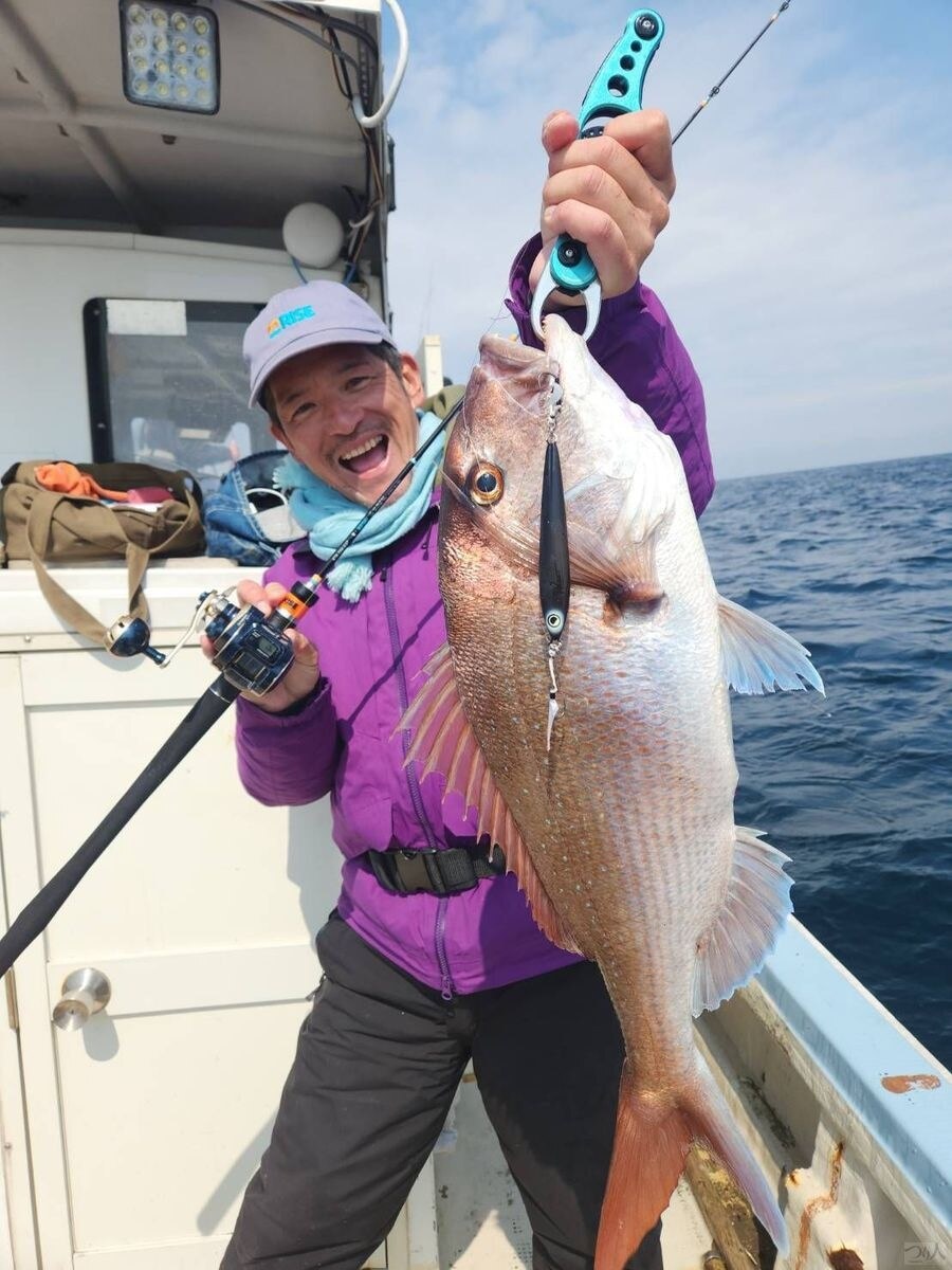 SLJジグでキャッチしたマダイ。タイラバ釣行でもジグの出番は多い