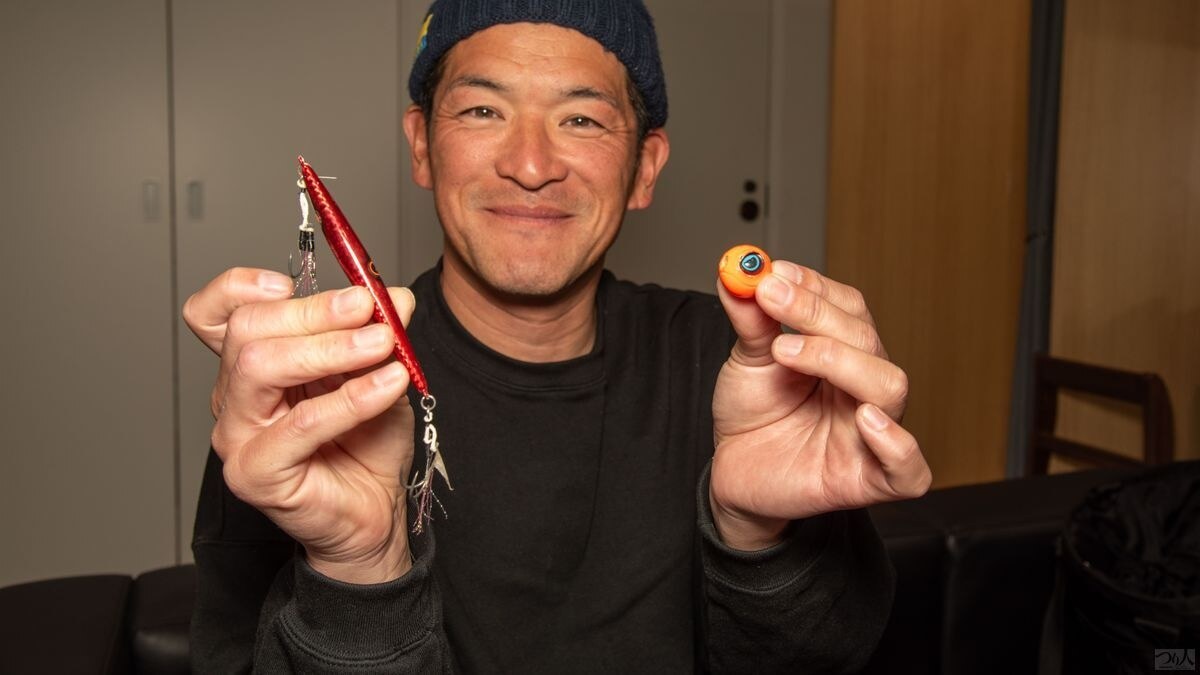 タイラバとジグの出しどころを語るマスオさん。右手にSLJジグ、左手になみだまヘッドを持つ