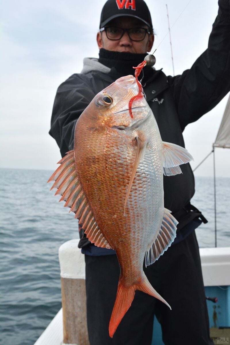 極めてタフなコンディションのなか、自身が開発したワーム球＋トレーラータイプ①で値千金の1尾を手中にしたバレーヒルの山形真也さん