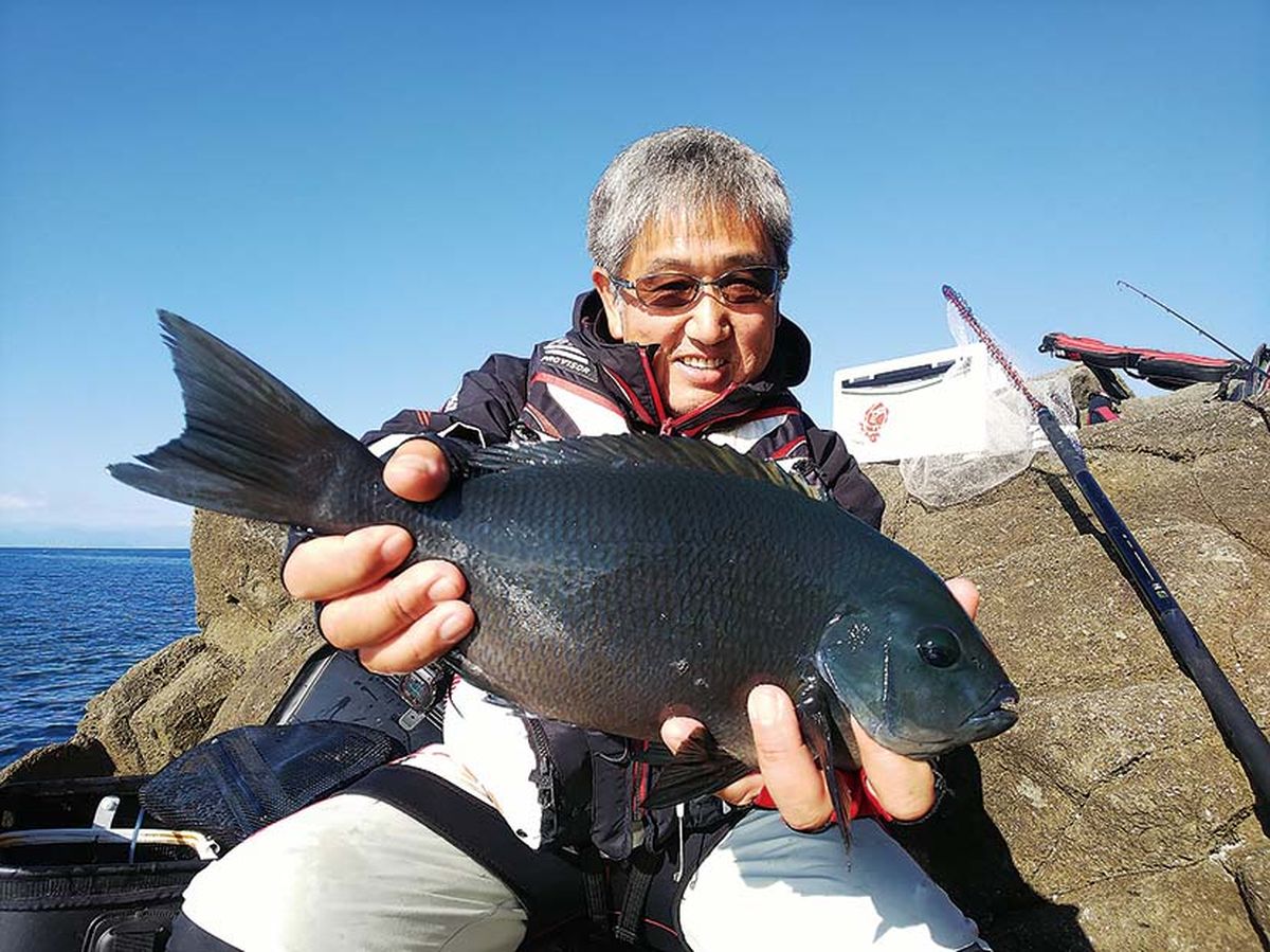 沖磯で釣った40cmオーバーのメジナを持つ桜井裕さん