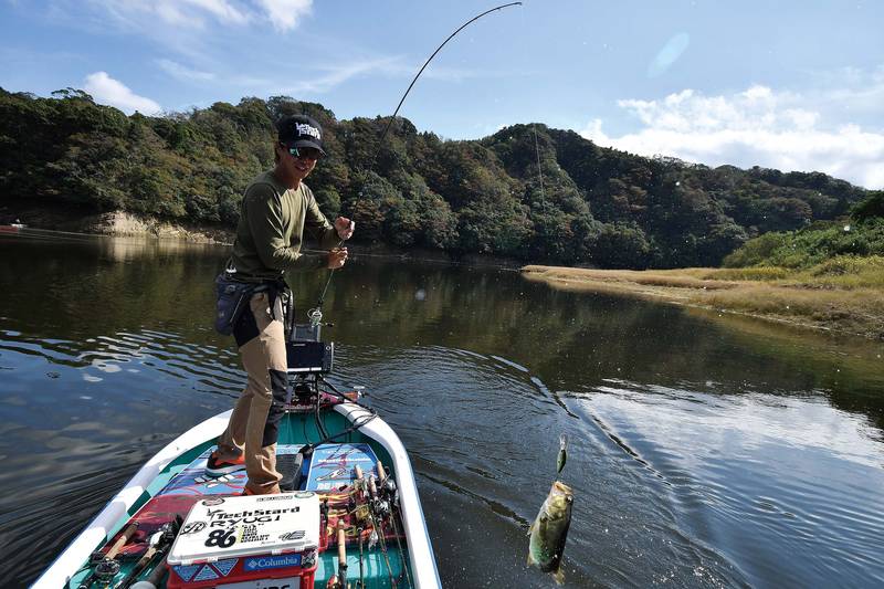 伊藤巧さんから学ぶ、クランクベイトをモノに当てて釣る方法 | Basser