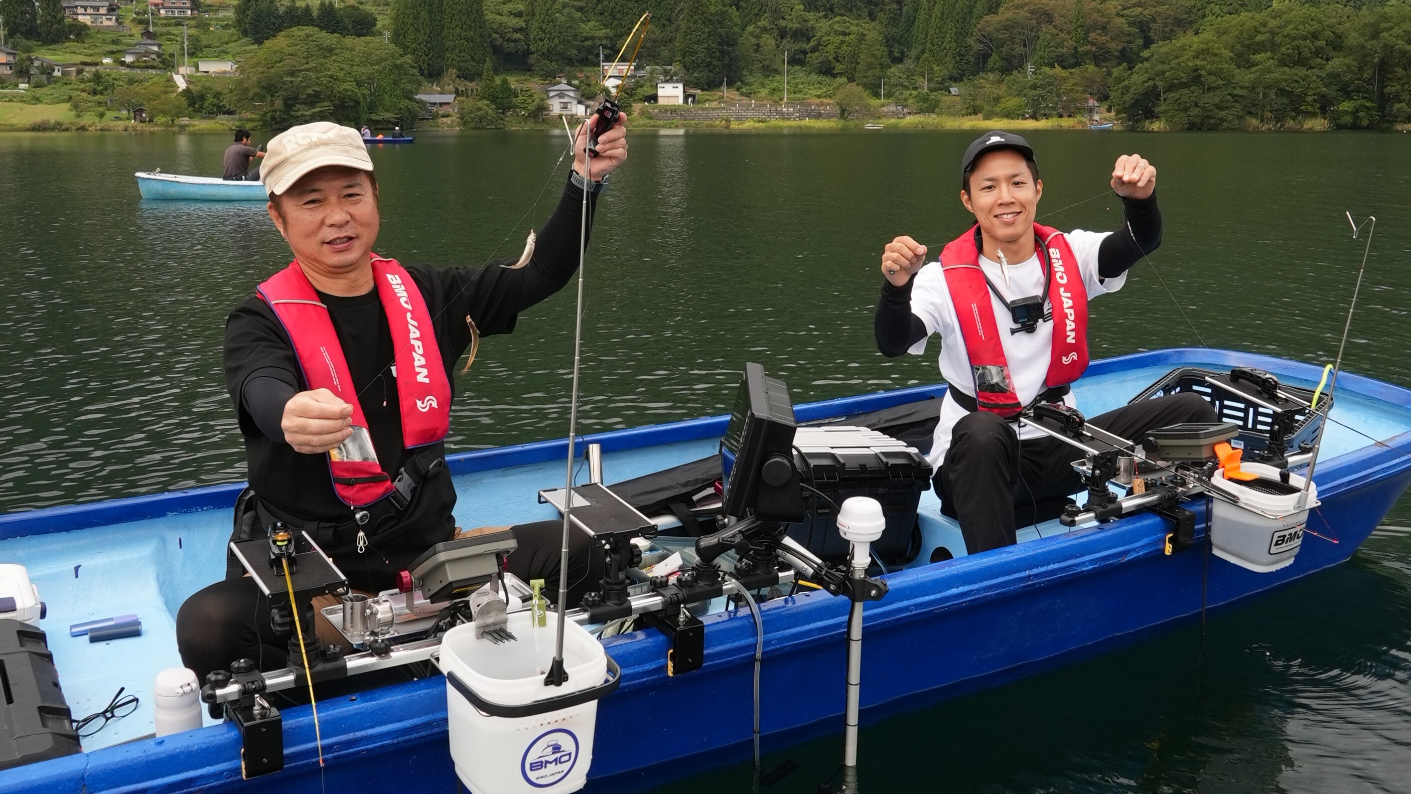 良型の連掛けに笑顔が絶えないBMOスタッフの黒川さん（左）と浦野さん（右）