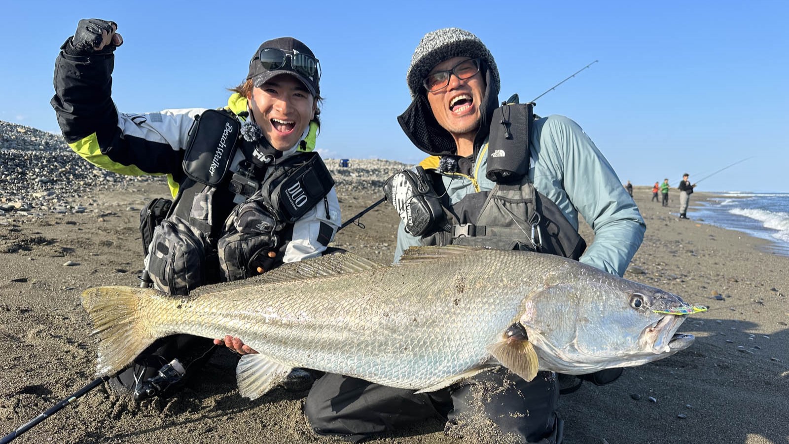 日本の巨大魚オオニベをねらう