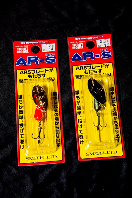 着水と同時にブレードが回転する『AR スピナー』。ほぼ同じシルエットで3.5ｇと4.5ｇがあり、この使い分けが大事になる