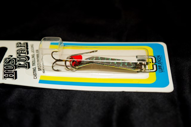 元祖渓流スプーンといえば『ハスルアー』。特徴はこの「へ」の字のフォルム