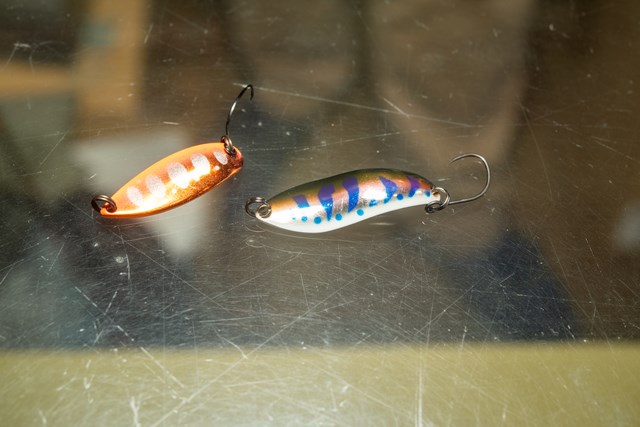 左の『MIU』は同じ大きさで厚みのあるヘビーウエイトモデルがある。右の『BUX』はさらに大きいが、こちらのほうが軽い。また、フロントワイド形状のため急流でも浮き上がりにくい。こうした特徴を把握して購入しないと出しどころを見誤る可能性も