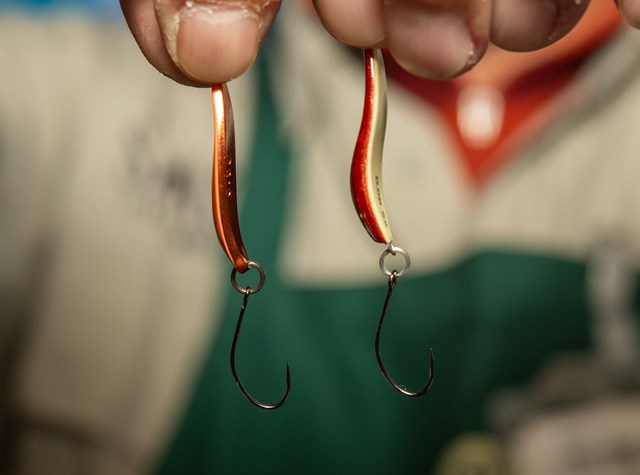 右の『DEEP ON』は横から見ると大きく湾曲しており、水押しが強いため大きく暴れそうになるところをサイズを小さくして飛び出しにくくしている