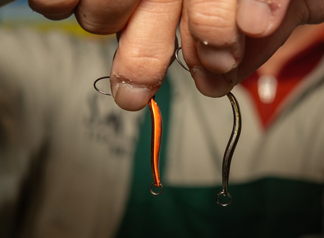 右の『BUX』はさらに湾曲しているが、軽くすることで動きは大きいものの飛び出しにくくしている