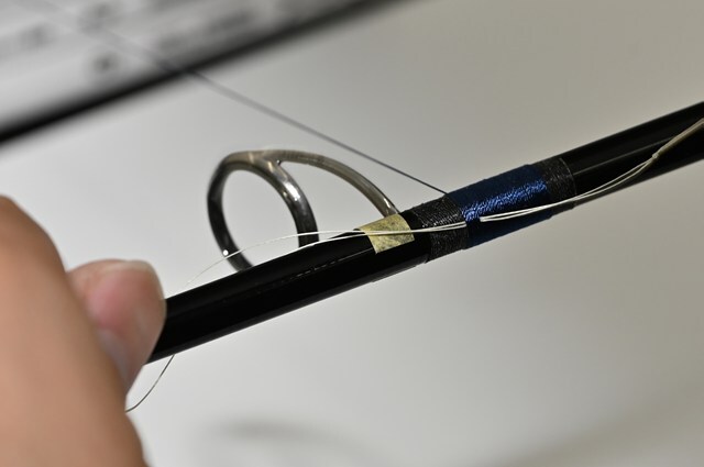 巻き終わりまで5mmほど残したところでPEラインの輪を挟む