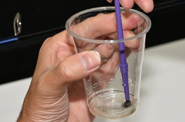 使い捨てのプラカップに主剤と硬化剤を入れたら、筆を使いなるべく気泡が入らないようによく混合する