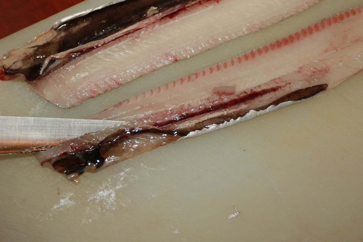 2. タチウオの身は薄いので腹骨をすくのではなく、ぜいたくに切り取る
