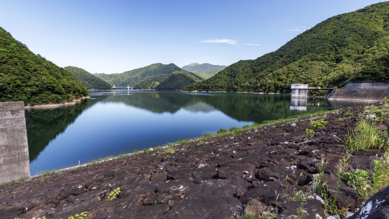 揖斐川上流部に建設された日本最大の貯水容量6億6000 万トンの徳山ダム。ダム本体は、すでに水余りが顕在化していた2000年に着工され、総事業費およそ3500億円を掛けて2008年に完成した
