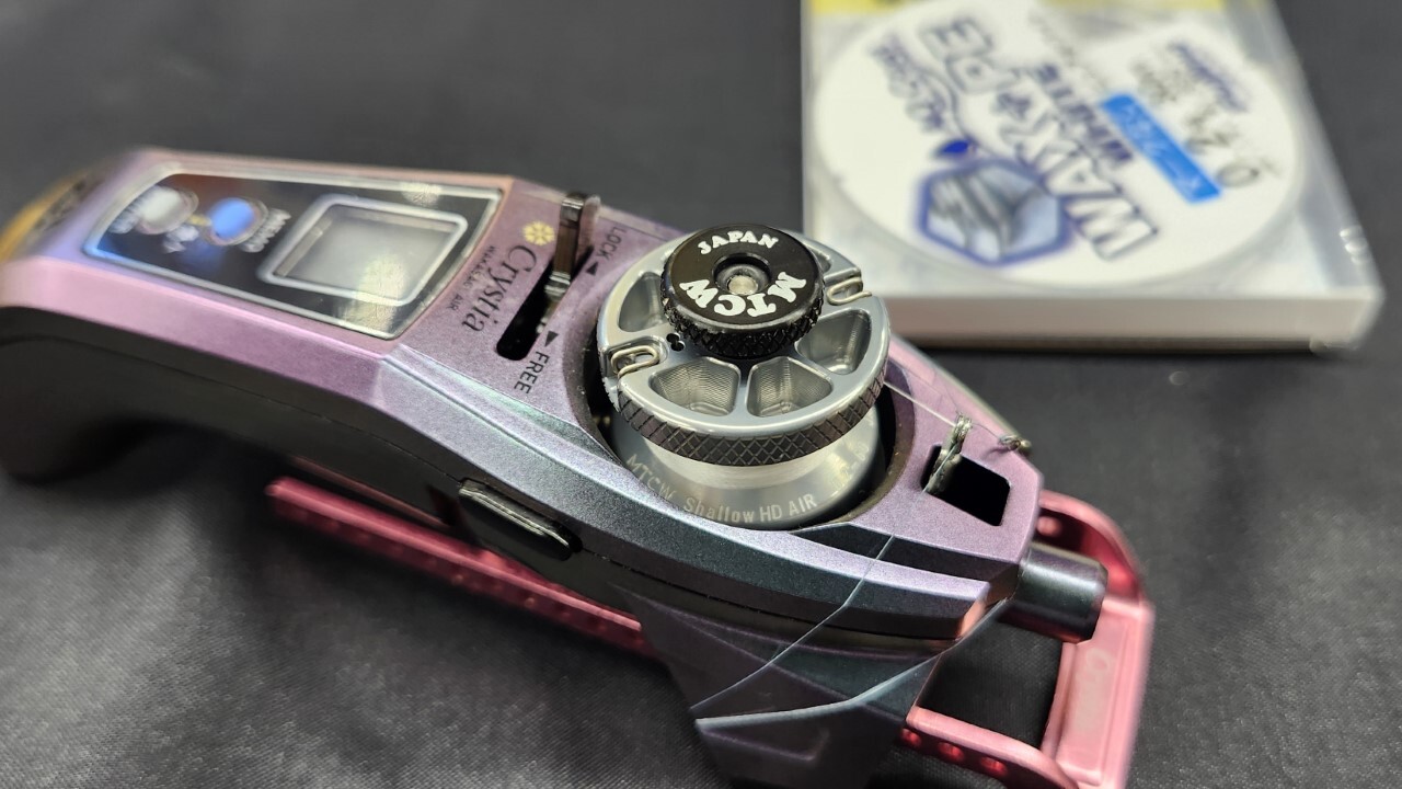 良型の連掛けに笑顔が絶えないBMOスタッフの黒川さん（左）と浦野さん（右）